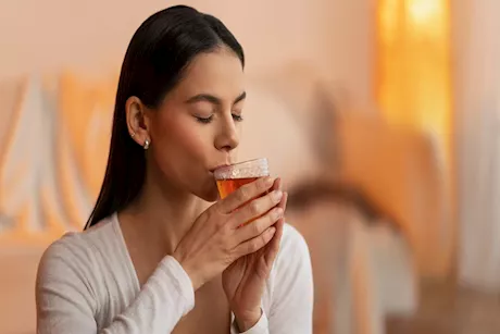 لماذا تتجشأ كثيرًا بعد تناول الشاي والقهوة؟ إليك حلول سهلة