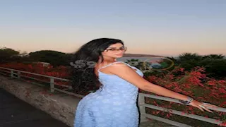 كارولين عزمي بـ"فستان جريء" أمام البحر والجمهور يغازلها (صور)