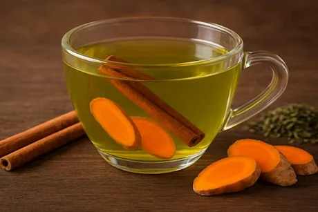 القرفة والكركم- 5 أسباب تدفعك لإضافتهما للشاي الأخضر