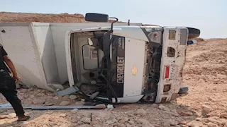 إصابة 13 عاملا في انقلاب سيارة نصف نقل بمنشأة القناطر