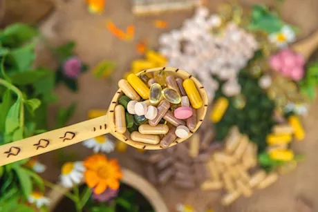 ماذا يحدث لجسمك عند الإفراط في المكملات الغذائية؟ "فيديوجرافيك"