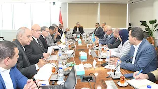 وزير الإسكان يستعرض موقف التغذية الكهربائية لمحطات مياه الشرب والصرف