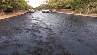 بعد 26 عامًا من الانتظار.. بدء أعمال رصف شوارع وطرق المنشأة بسوهاج- صور