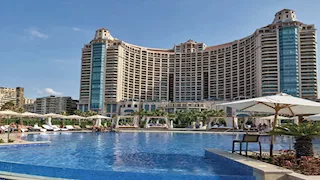 أول رجل أعمال مصري يتصدر قائمة فوربس الشرق الأوسط للسياحة والسفر 2025