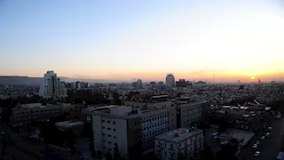 حصان هارب من صاحبه يثير ضجة على مواقع التواصل "فيديو"