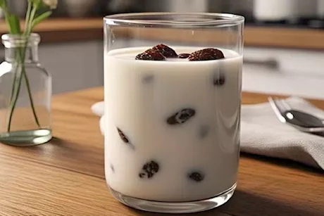 ماذا يحدث لجسمك عند تناول الزبيب المنقوع في الحليب؟