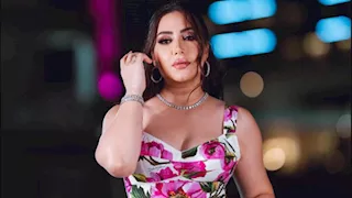 بجمبسوت ضيق.. كيف نسقت بوسي إطلالتها صيفية في أحدث ظهور؟