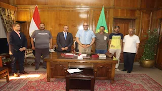 أخمدوا حريق الخانكة.. محافظ القليوبية يكرم "أبطال اللودر" (صور)