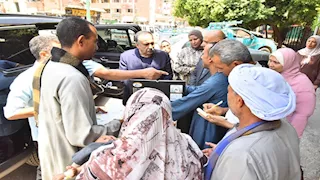 محافظ أسيوط يوجه بعلاج رضيعة تعاني من انتفاخ بالشريان على نفقة الدولة - صور