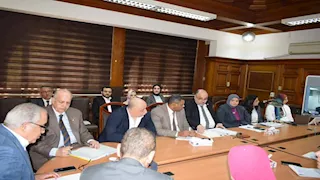 تخفيف الزحام وتوفير الأدوية.. تفاصيل اجتماع رئيس "التأمين الصحي" مع مديري الفروع