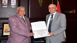 محافظ الأقصر يكرم وكيل وزارة التضامن بعد إنهاء مهام عمله بالمحافظة