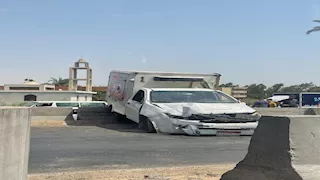 انقلاب سيارة ملاكي أعلى كوبري المستقبل بالإسماعيلية وإصابة شخصين