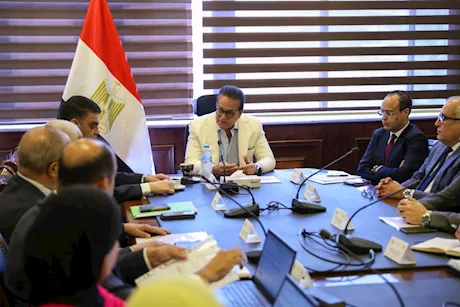 وزير الصحة يناقش احتياجات السوق الدوائي وصناعة مشتقات البلازما