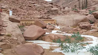 رغم ارتفاع الحرارة.. أمطار غزيرة في سانت كاترين تخلق لوحة فنية وسط الجبال -صور