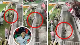 فيديو.. لحظة سقوط لاعب منتخب إندونيسيا في حفرة عميقة بعد تسجيله هدفا