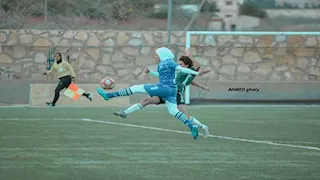 والدتها رفضت في البداية ولم ترتدِ قميصًا آخر.. قائدة الطيران التاريخية بين الأمومة وكرة القدم