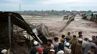 وفاة نحو 49 إثر فيضانات مفاجئة بسبب الأمطار الغزيرة في شمال غرب باكستان