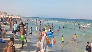 كامل العدد.. الإسكندرية تحذر المصطافين من 4 شواطئ مكتظة (صور)
