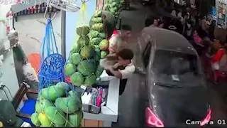 فيديو صادم.. سيارة تسير للخلف بسرعة جنونية وتدهس رجلًا ونجله في بني سويف