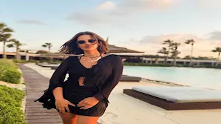 بالصور.. أحدث جلسة تصوير جريئة لـ إيمان العاصي بفستان قصير على البحر