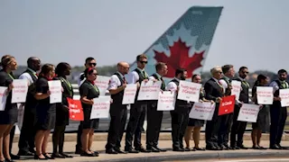 الحكومة الكندية تتدخل في إضراب مضيفي الطيران