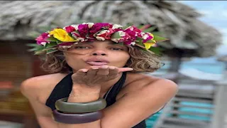 هالي بيري تخطف الأنظار على البحر.. وتشكر الجمهور على رسائل عيد ميلادها