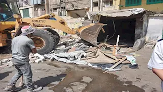 بالصور- إزالة 27 كشك على أراضي الدولة غرب الإسكندرية