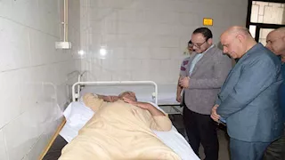 بالصور- نائب محافظ أسيوط يطمئن على حالة مصابي حادث أتوبيس الصحراوي الغربي