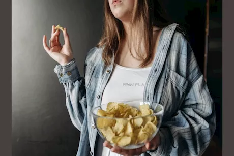 هل تشتهي رقائق البطاطس والأطعمة المالحة؟ علامة على خلل هرموني خطير 