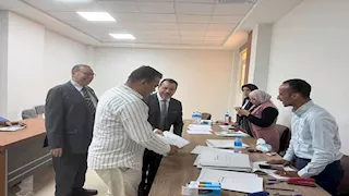 بالصور- رئيس جامعة الوادي الجديد يتابع سير التقديم بكليات الجامعة الأهلية