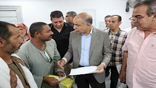 خلال جولة بمجمع المصالح.. محافظ المنيا يستجيب لمواطن ويوقع له عقد تقنين أرض