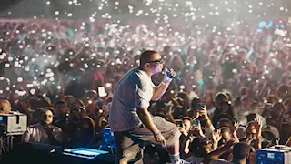 عمرو دياب يواصل تألقه في حفلات الساحل .. والجمهور يغني معه "خطفوني"و "بابا"(صور)