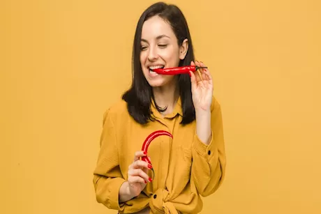 تناول الأطعمة الحارة أثناء الدورة الشهرية.. ماذا تفعل بجسمك؟ 