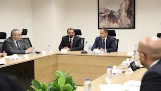 نائب وزير الصحة يترأس اجتماعًا لتفعيل آليات معايير السلامة والصحة المهنية