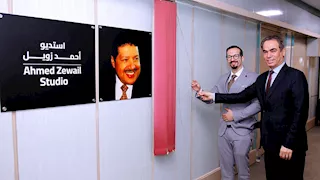 المسلماني ونجل العالم أحمد زويل يزيحان الستار عن استديو زويل