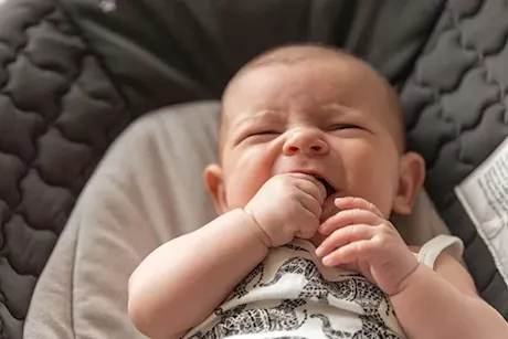 آلام التسنين تؤرق طفلِك؟- 3 أعشاب لتخفيفها