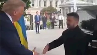 لقطة استثنائية.. ترامب يقف أمام سيارة زيلنسكي بانتظار نزوله |فيديو