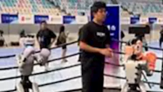 "تمرد الآلات".. روبوت صيني يضرب رجلًا على ظهره (فيديو)