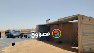 القمح غطى الأسفلت.. الصور الأولى من انقلاب شاحنة غلال على صحراوي أسيوط