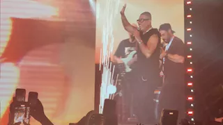 الجمهور يردد "خطفوني" مع عمرو دياب.. والأخير: صوتهم حلو قوي