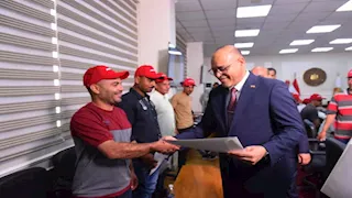 وزير العمل يسلم عقود عمل لـ40 شابًا للعمل في البوسنة والهرسك