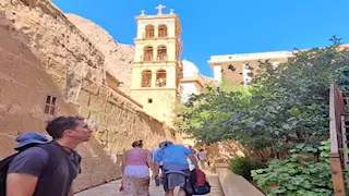 500 سائح يزورون دير سانت كاترين من مختلف جنسيات العالم - صور