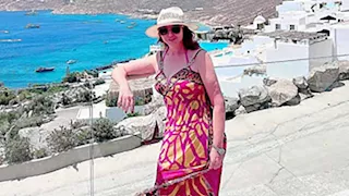 بإطلالة جريئة.. إلهام شاهين تستمتع بإجازة الصيف في اليونان والجمهور يعلق (صور)