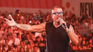 مدفع تيشيرتات وقصة أغنية.. لقطات حفل عمرو دياب بالعلمين الجديدة (21 صورة)