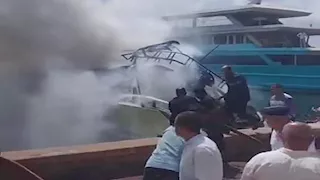 السيطرة على حريق يلتهم زورقًا نيليًا بكورنيش رشيد (فيديو وصور)