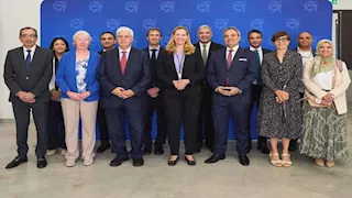 جامعة الفيوم تتسلم إهداءًا تقنيًا متطورًا من "سيرن" الأوروبي 