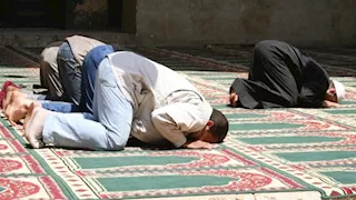 ما حكم صلاة الصبح في جماعة بعد طلوع الشمس؟.. الإفتاء توضح