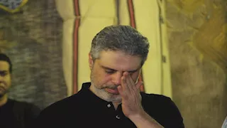 6 صور من انهيار مدرب الزمالك السابق في عزاء والده