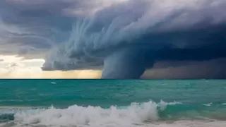 إعصار يضرب شواطئ الساحل الشرقي لأمريكا