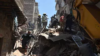 انهيار عقار بالزقازيق..  وفاة شخص وإصابة 4 آخرين فى الشرقية -صور